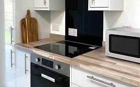 Modern Flat Near Train Station With Free Parking